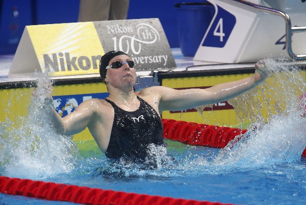 Lilly King, de Estados Unidos, celebra tras ganar los 100 pecho.