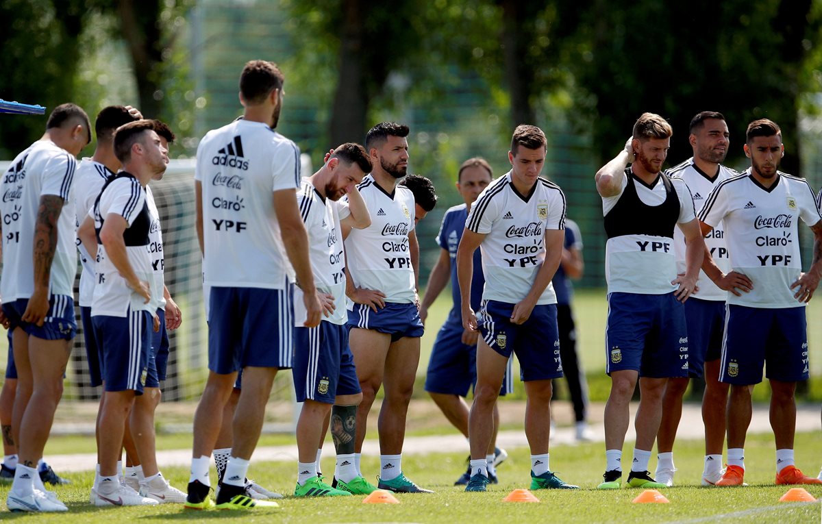 Los jugadores de la Selección de Argentina, durante el entrenamiento, previo a enfrentar a Francia. (Foto Prensa Libre: EFE)