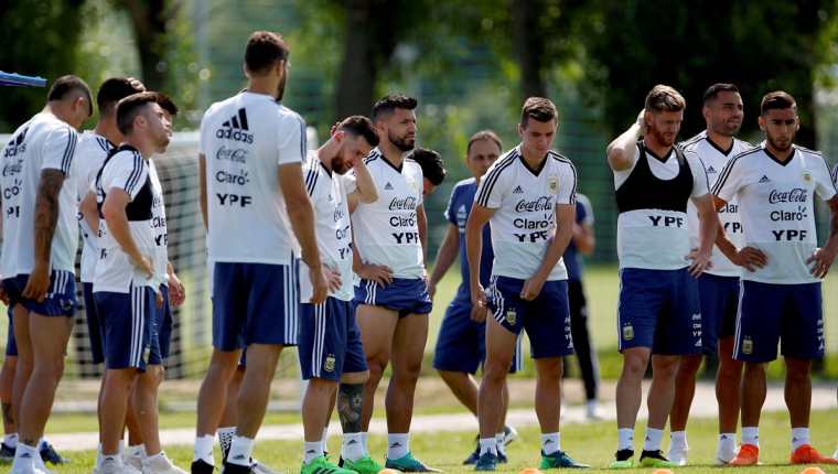 Los jugadores de la Selección de Argentina, durante el entrenamiento, previo a enfrentar a Francia. (Foto Prensa Libre: EFE)