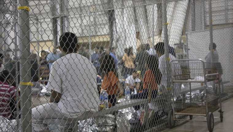 Inmigrantes detenidos en McAllen, Texas, donde se ve a varios niños. (Foto Prensa Libre: AFP)