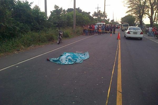 Un hombre murió al colisionar con su moto a un picop en una ruta en Escuintla. (Foto Prensa Libre: Enrique Paredes)<br _mce_bogus="1"/>