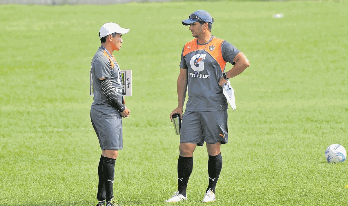 El técnico Ronald González continuará al frente de Comunicaciones para el torneo Clausura 2018. (Foto Prensa Libre: Hemeroteca PL)