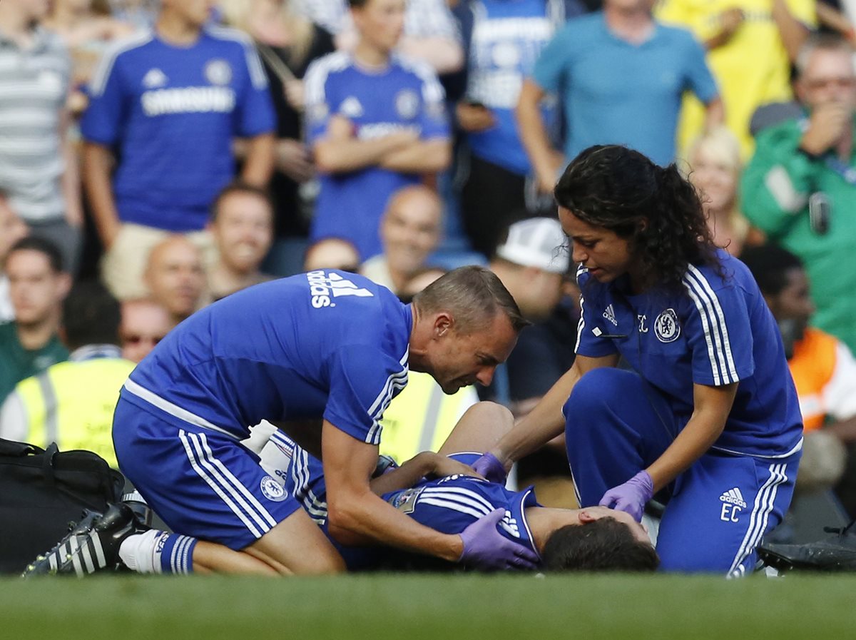 Eva Carneiro y Jon Fearn mientras atendian a Eden Hazard en el partido del sábado recién pasado. (Foto Prensa Libre: AFP)