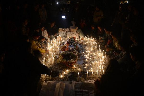 Cientos de personas han realizado actos en memoria de la jóven que murió víctima de una violación en Nueva Delhi. (Foto Prensa Libre: AFP)