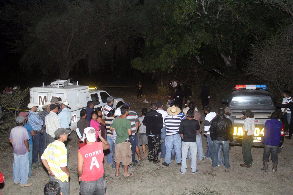 Autoridades inspeccionan el lugar en donde  fueron masacrados cuatro integrantes de una familia. (Foto Prensa Libre: Hugo Oliva)