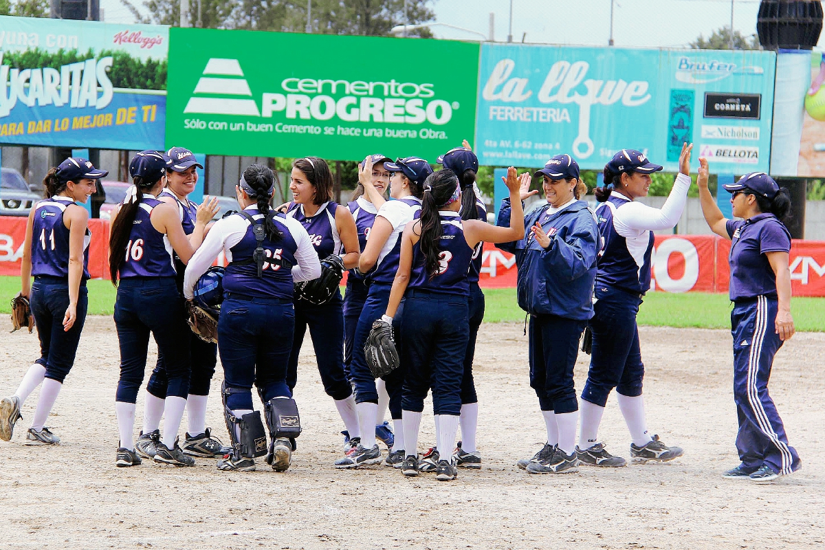 Las jugadoras de la Usac festejan luego de avanzar a la final del softbol femenino. (Foto Prensa Libre: Cortesía Asosoft)