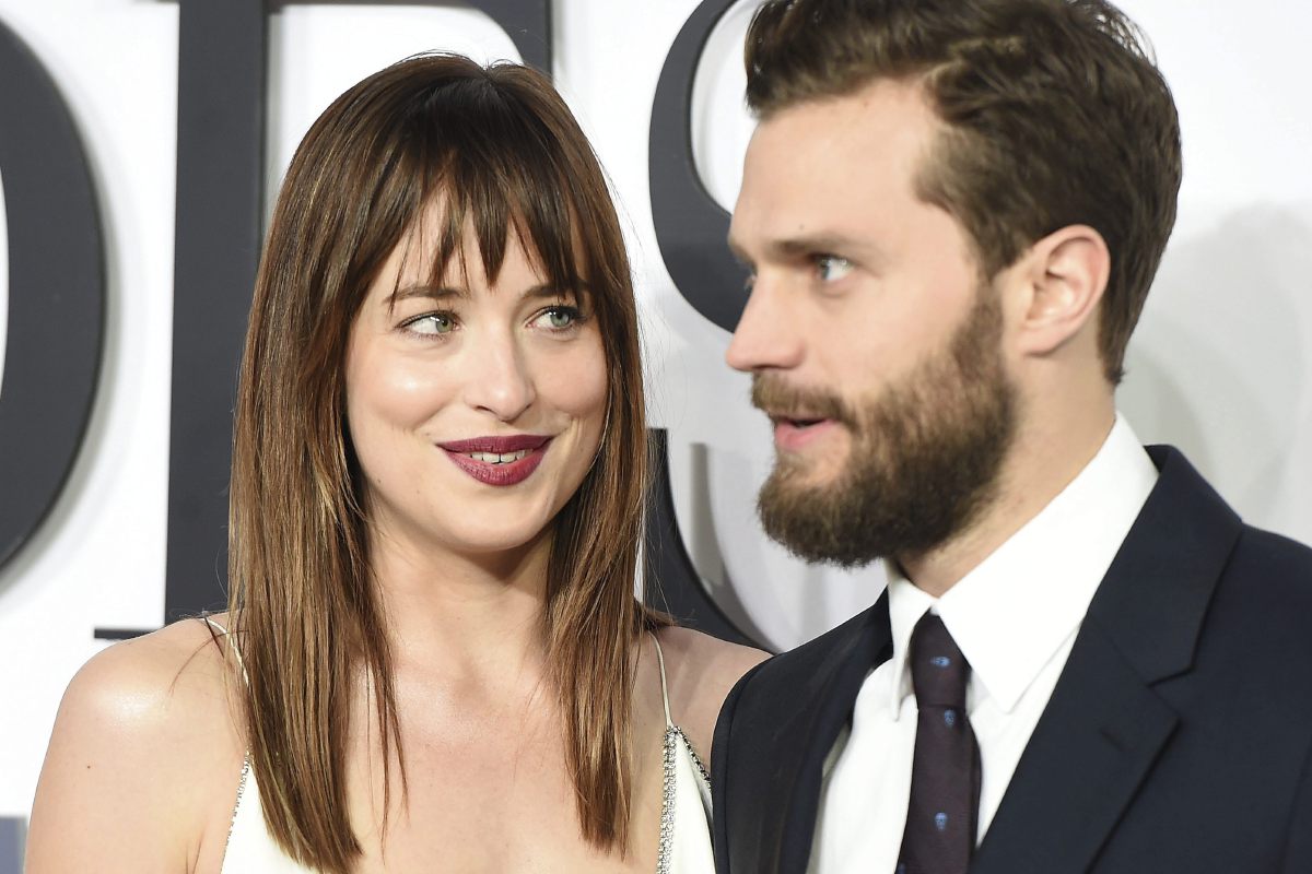 La actriz estadounidense Dakota Johnson y el actor irlandés Jamie Dornan posan para los fotógrafos a su llegada al pre estreno en el Reino Unido de "50 Sombras de Grey", en Londres, en el 2015. (Foto Prensa Libre: EFE)