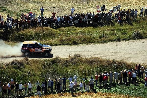 Cientos de personas observan año con año el paso de los competidores en el Rally Dakar. (Foto Prensa Libre: AP)