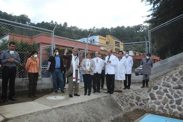 Acto de  inauguración de planta de tratamiento de aguas residuales, en hospital de Antigua. (Foto Prensa Libre: Miguel López)
