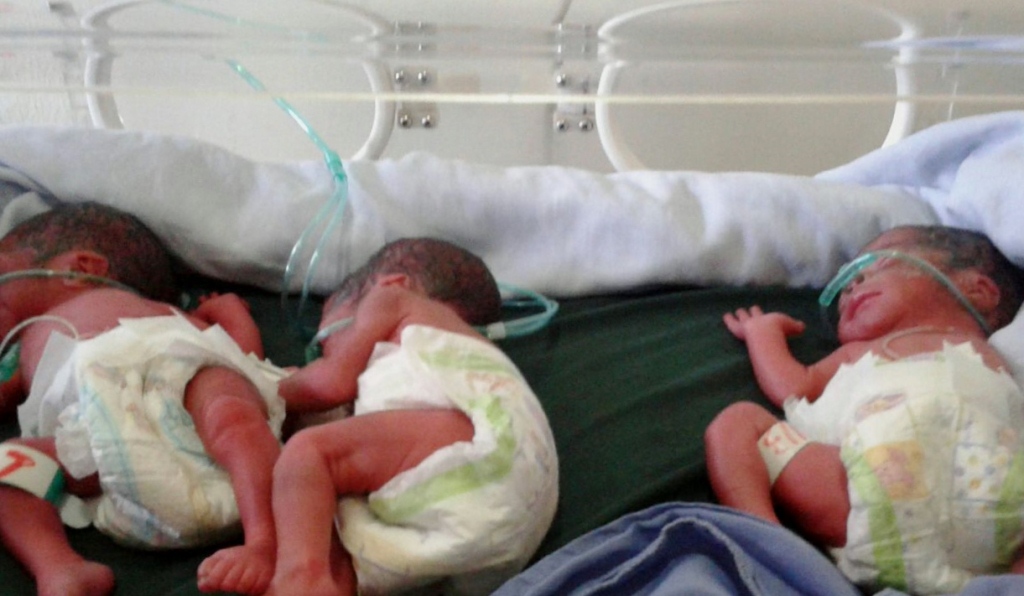 Las tres menores que nacieron que Joyabaj, Quiché. (Foto Prensa Libre: Óscar Figueroa).