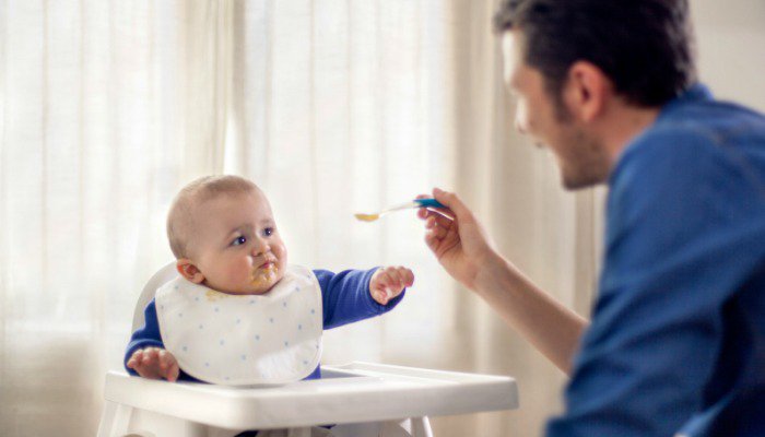 Los hombres también pueden ser excelentes amos de casa. Muchos toman esta decisión por apoyar a mamás con carreras laborales prometedoras. (Foto Prensa Libre: Hemeroteca PL)