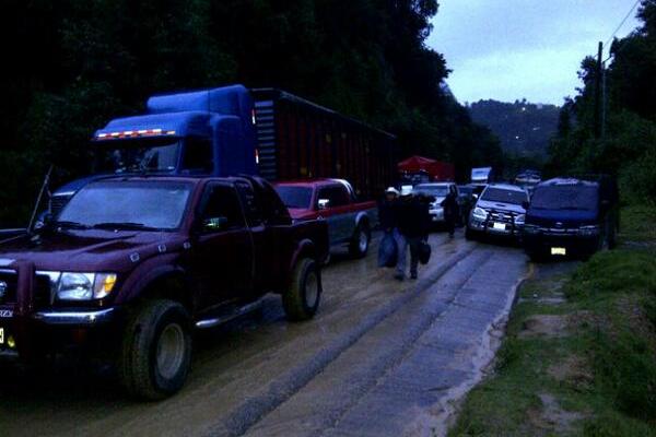 Congestionamiento vehicular alcanza cinco kilómetros en ambos sentidos de la vía. (Foto Prensa Libre: Mike Castillo)