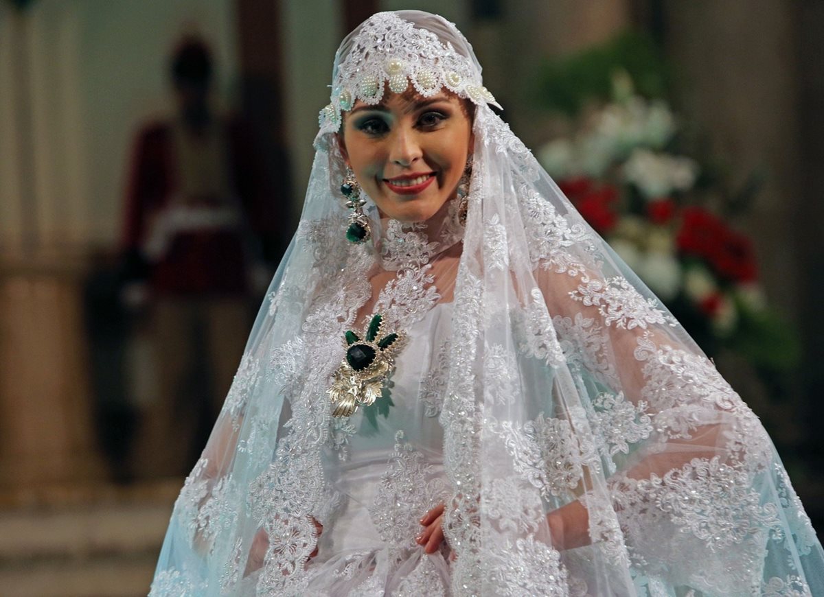 La Miss Bolivia Universo 2016, Antonella Moscatelli luce un vestido inspirado en las novias de antaño de la diseñadora boliviana Eliana Paco Paredes. (Foto Prensa Libre: EFE).