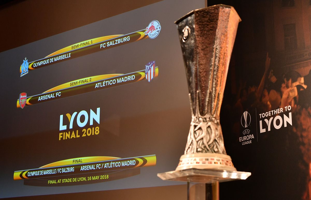 Este es el trofeo de la Liga de Europa que se entregará el 16 de mayo en la ciudad de Lyon, Francia. (Foto Prensa Libre: AFP)