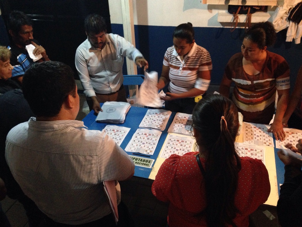 Conteo de votos en la Villa Deportiva, en Salamá, Baja Verapaz. (Foto Prensa Libre: Carlos Grave)