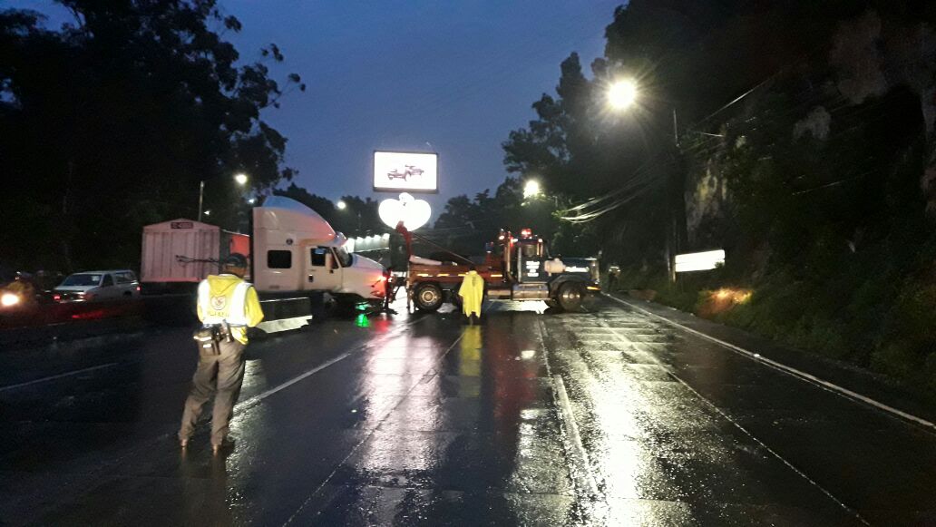 Grúa retira tráiler que impedía paso en la bajada de Villalobos. (Foto Prensa Libre: @SantosDalia).