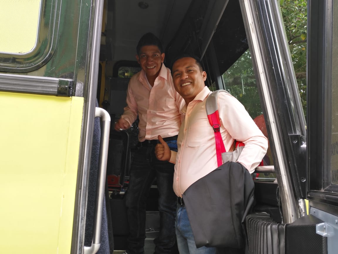 El entrenador del campeón nacional Amarini Villatoro en el momento de abordar el bus del equipo oriental antes de viajar a la Ciudad de Guatemala para viajar a Estados Unidos. (Foto Prensa Libre: La Red)
