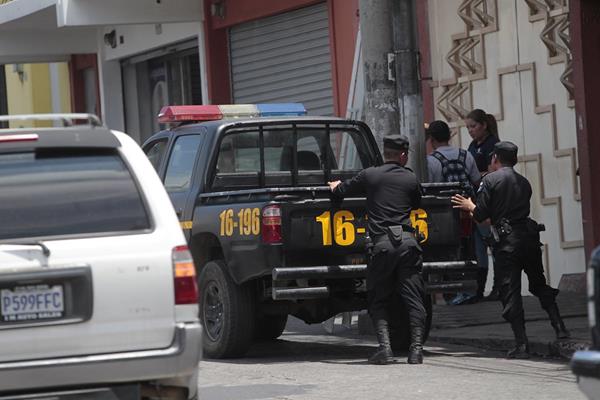 Agentes de la PNC empujan autopatrulla que se quedó sin combustible en la zona 1. (Foto Prensa Libre: Hemeroteca PL)
