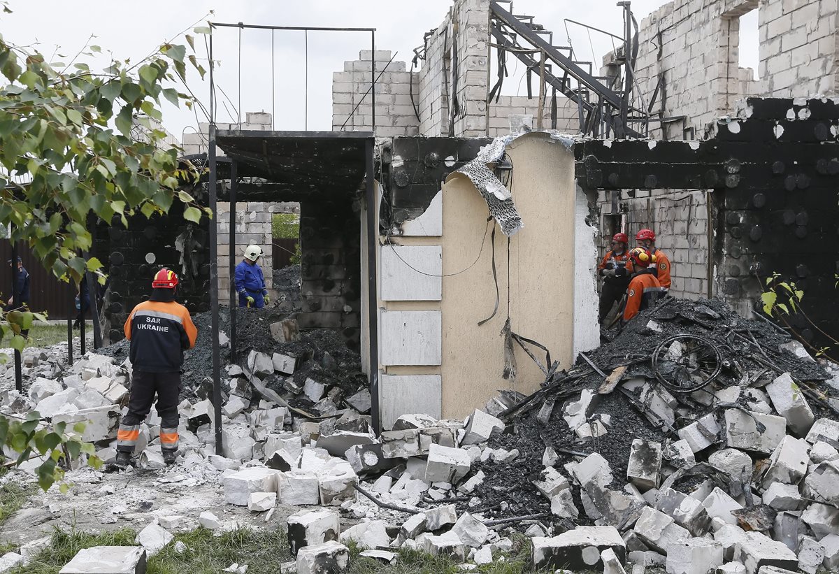 Casa donde residían ancianos queda destruida por incendio. (Foto Prensa Libre: AFP)