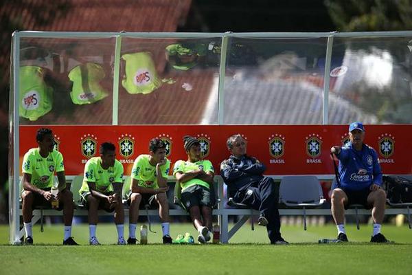 El cuadro anfitrión trata de tomar con calma su preparación. (Foto Prensa Libre: EFE)