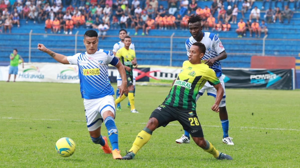 Santamaría se lució con dos goles que motivan a Suchitepéquez a seguir peleando por la permanencia. (Foto Prensa Libre: Cristian Soto)