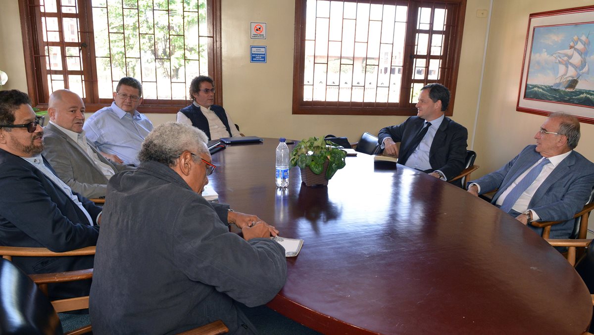 Panorámica del encuentro sostenido entre los negociadores del Gobierno y las Farc en Bogotá, Colombia. (Foto Prensa Libre: EFE).