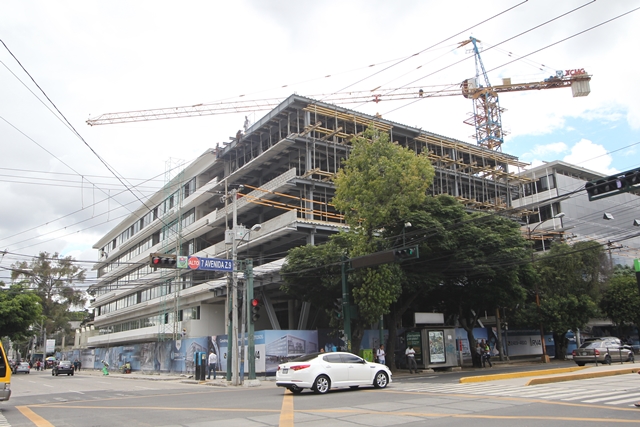 El edificio, que se construye en la 7a. avenida y 10a. calle de la zona 9, tendrá seis sótanos para parqueo. (Foto Prensa Libre: Erick Ávila)