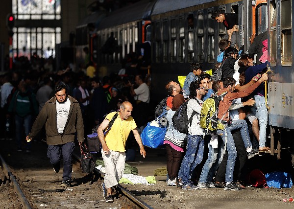 <em>Refugiados intentan abordar un tren en la estación de Budapest.(Foto Prensa Libre: AFP)</em>