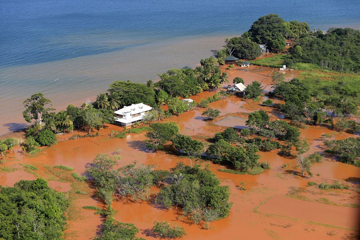 Vista aérea de los daños causados en Izabal. (Foto Prensa Libre: AFP)