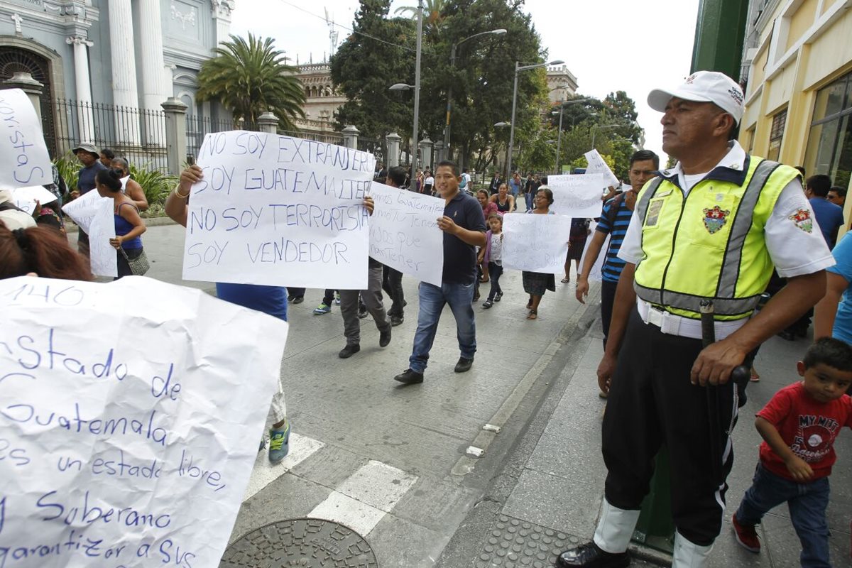 Vendedores ambulantes efectúan una marcha pacífica sobre el Paseo de La Sexta. (Foto Prensa Libre: Paulo Raquec)