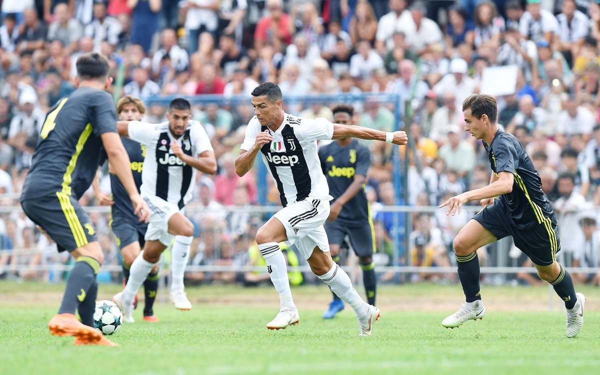El portugués Cristiano Ronaldo, en acción, durante el juego entre la Juventus y la filial del club. (Foto Prensa Libre: EFE)