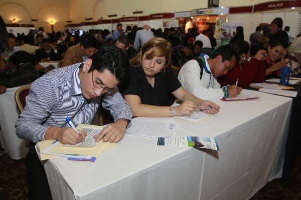 La mayoría de los asistentes a la Feria del Empleo son jóvenes recién graduados. (Foto Prensa Libre: Óscar Rivas)