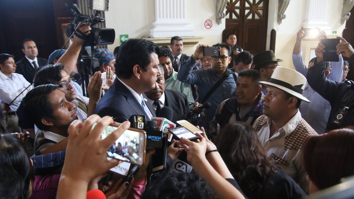El diputado Ernesto Galdámez confrontó a autoridades ancestrales.(Foto Prensa Libre: cortesía Winaq)