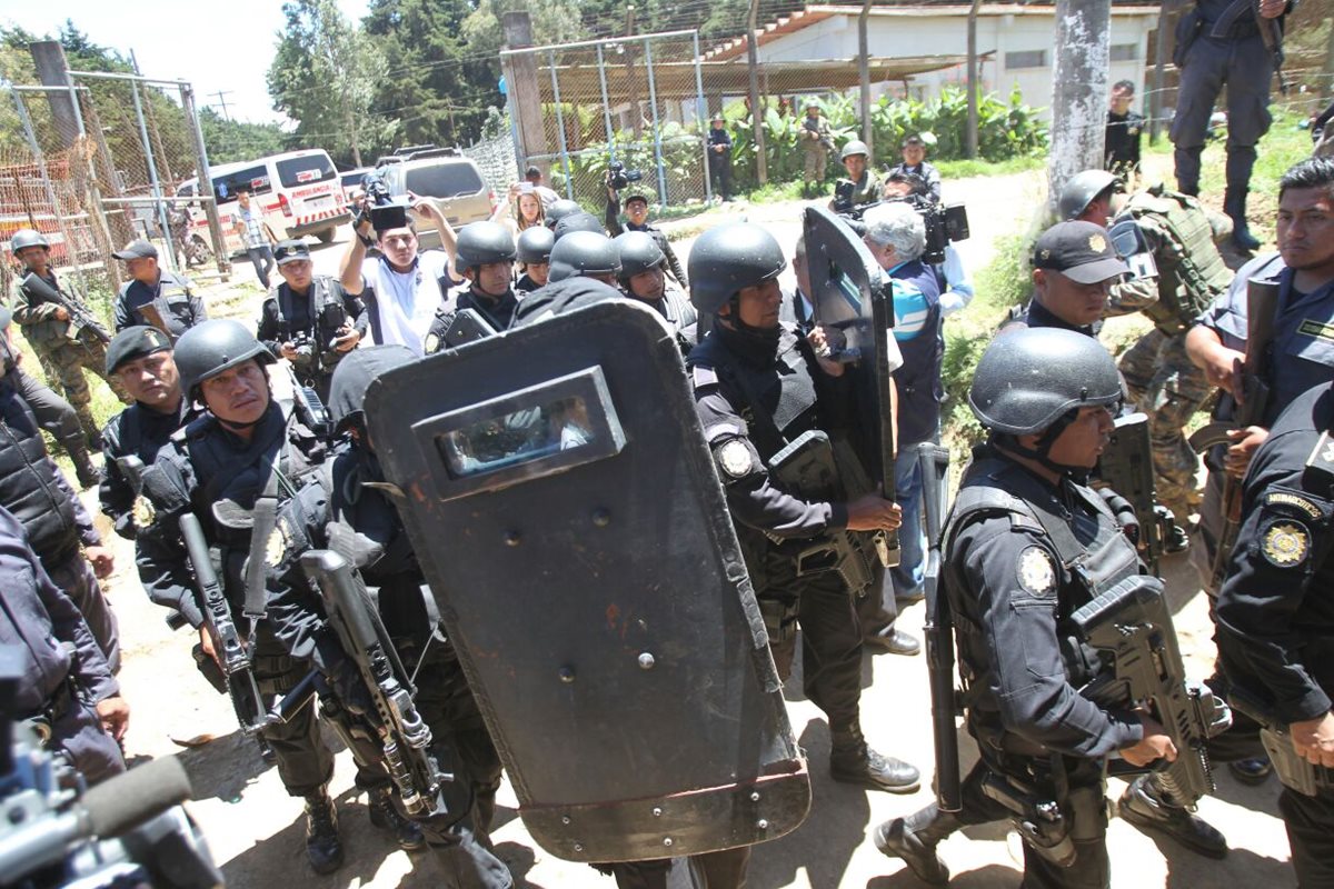 Fuerzas de seguridad intentan tomar el control de Pavón. (Foto Prensa Libre: Érick Ávila)