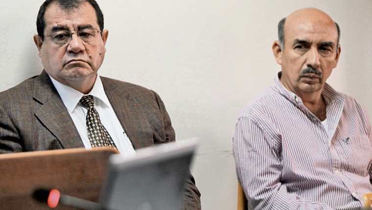 Napoleón Rojas Méndez y Jacobo Salán Sánchez, acusados de peculado por el desvío de Q120 millones del Ministerio de la Defensa.