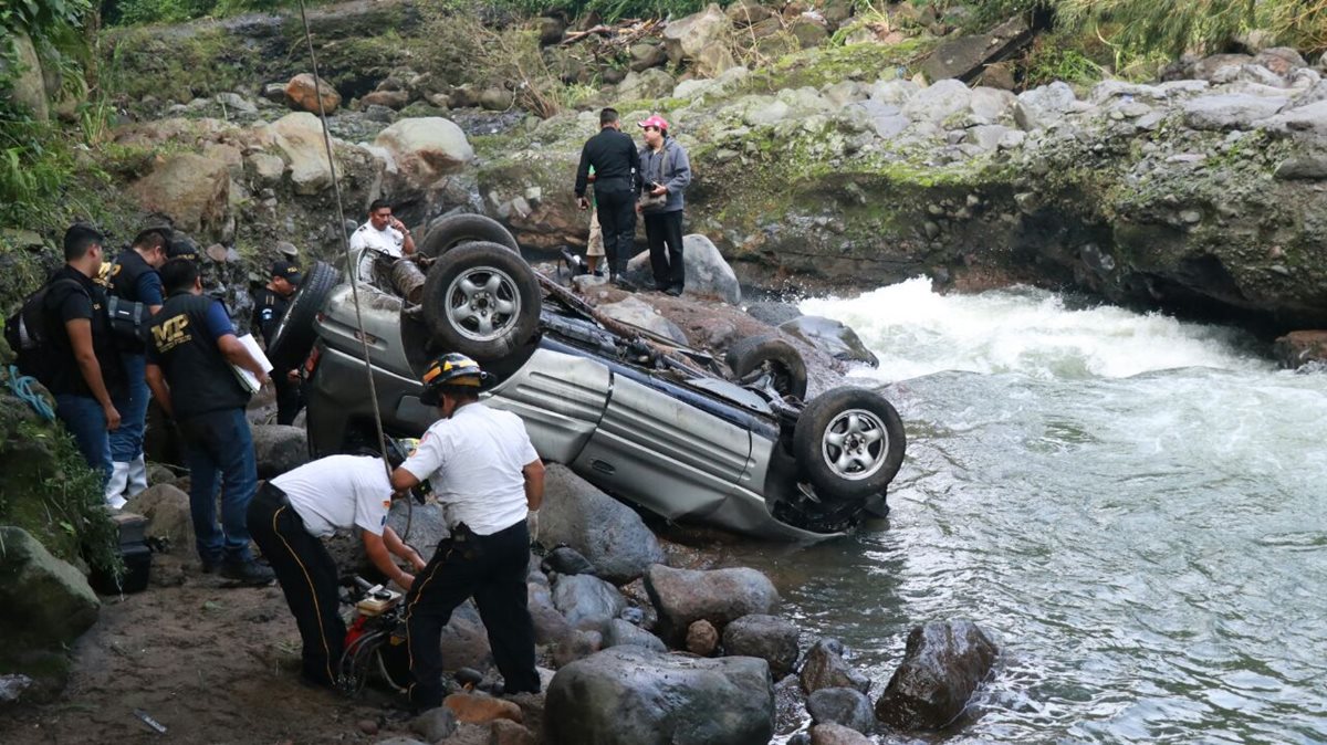 El automotor quedó volcado en el río Sis, km 159 de la ruta al Suroccidente, Mazatenango, Suchitepéquez. (Foto Prensa Libre: Cristian I. Soto)