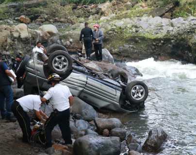 Inspector de la PNC muere luego de que su vehículo cayera de un puente en Mazatenango