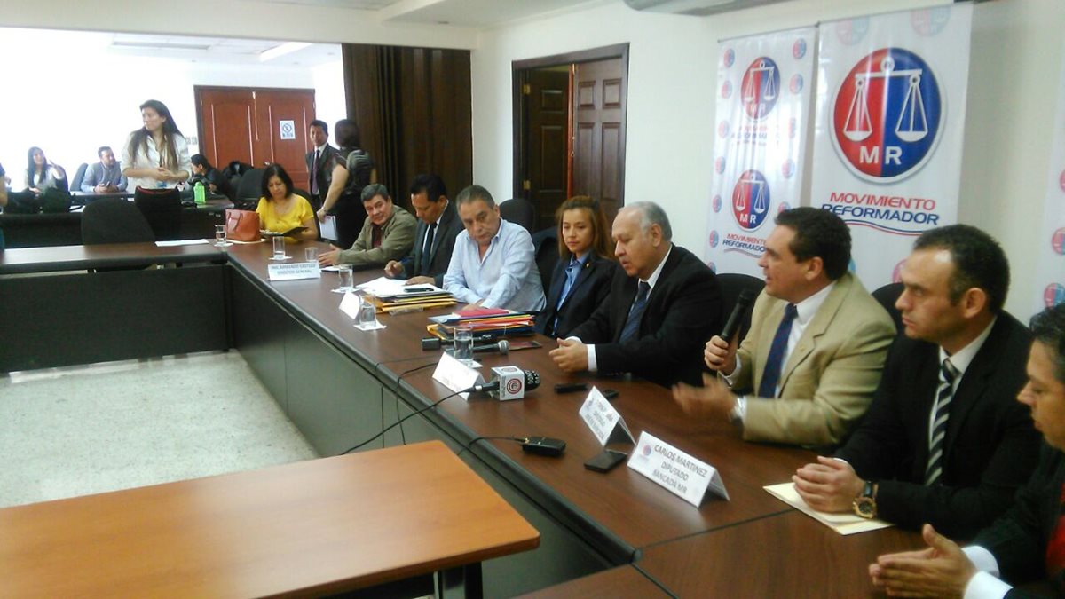 Miembros de la bancada MR piden al ministro de Comunicaciones que investigue si algunos funcionarios son contratistas. (Foto Prensa Libre: Carlos Álvarez)