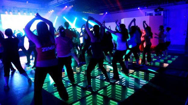 Hay empresas en diferentes lugares del mundo que permiten crear pistas de baile que se alumbran con las pisadas. (Foto Prensa Libre: Energy Floor)