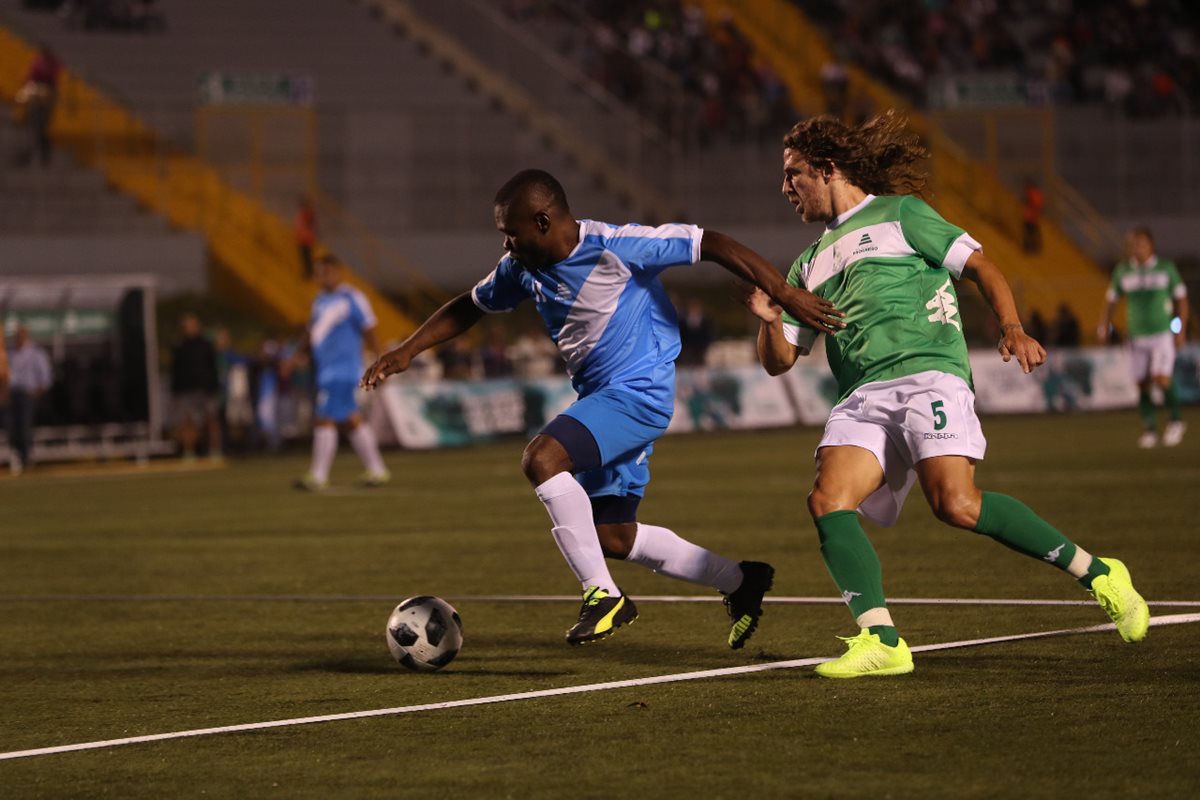 Milton “Tyson” Núñez deja la marca de Carles Puyol.