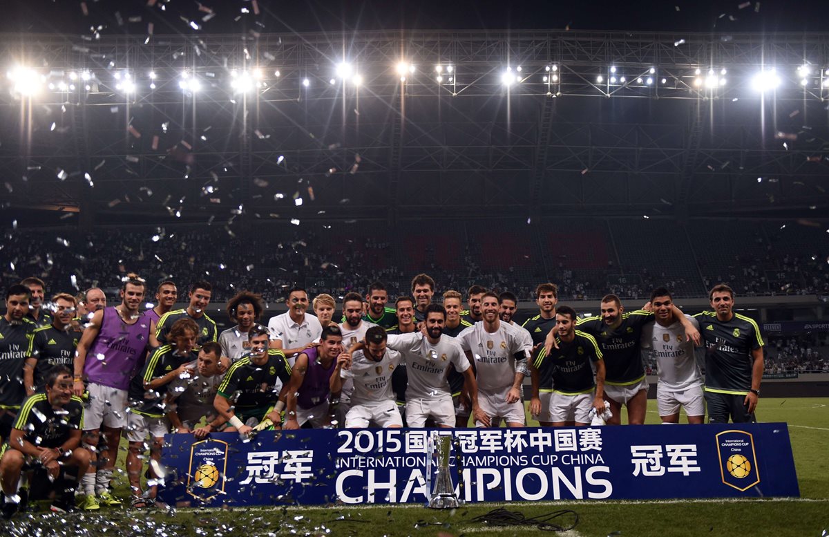Los jugadores del Real Madrid celebran la victoria tras el partido amistoso ante el AC Milán. (Foto Prensa Libre: EFE)