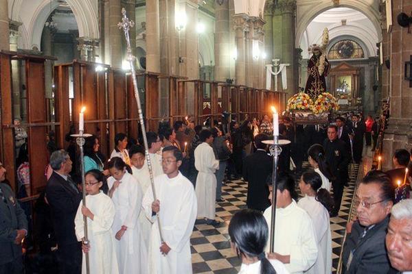 Feligreses participan en la procesión del Justo Juez que se realizó en el interior de la catedral de Xela. (Foto Prensa Libre: Carlos Ventura) <br _mce_bogus="1"/>