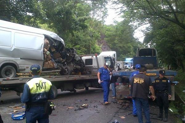 Accidente en el km 182 ruta al Atlántico, Gualán, Zacapa, deja tres personas muertas. (Foto Prensa Libre: Julio Vargas).