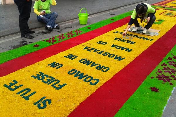 Miles de guatemaltecos participaron en la elaboración de la alfombra más grande organizada por la Muni. (Foto Prensa Libre: Eswin Quiñónez)