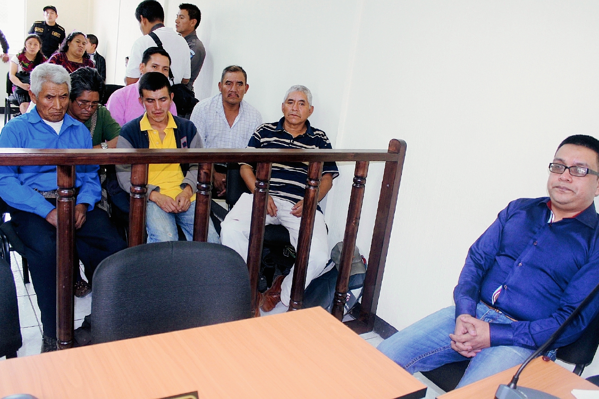 Tomás Morales Calgua (Der.) fue sentenciado a 10 años de prisión, en Santa Cruz del Quiché. (Foto Prensa Libre: Óscar Figueroa)