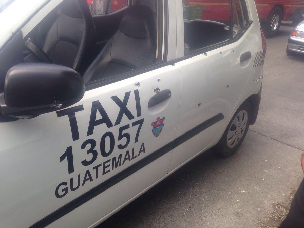 El taxi quedó con varias perforaciones de bala en su estructura, en la zona 9. (Foto Prensa Libre: @JacckyCardona)