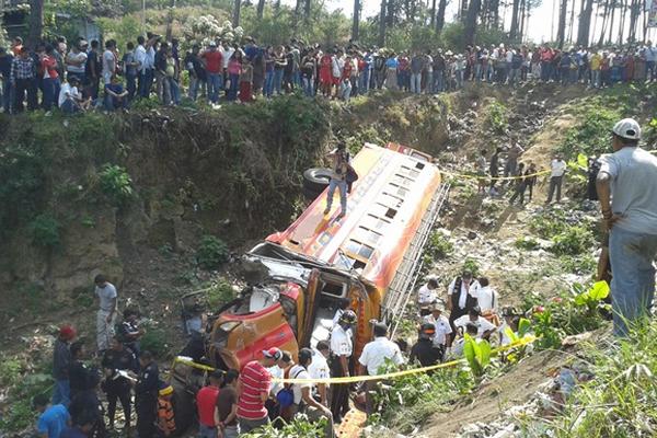 Curiosos observan el bus de Transportes Carrillo que se accidentó en Chimaltenango. (Foto Prensa Libre: Víctor Chamalé)<br _mce_bogus="1"/>