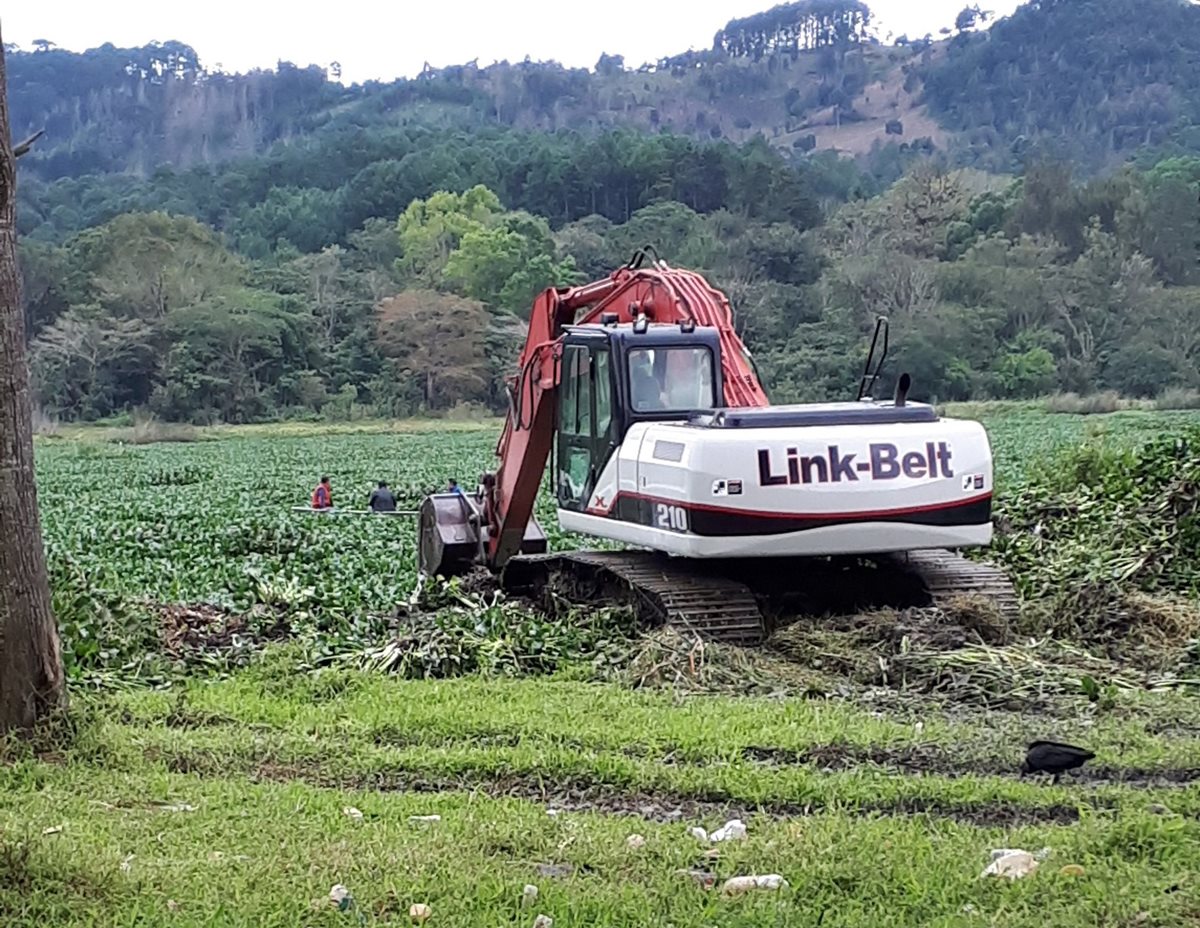 Maquinaria que será utilizada para llevar a cabo los trabajos de rescate. (Foto Prensa Libre: Eduardo Sam)