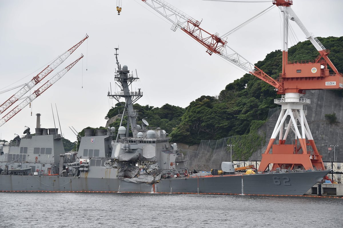 El destructor USS Fitzgerald llega al puerto de Yokosuka, sudoeste de Tokio.(Foto Prensa Libre: AFP).