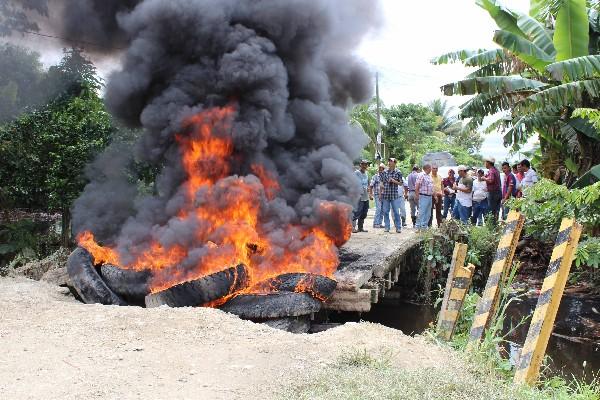 Pobladores queman neumáticos para exigir al Gobierno que construya un puente de concreto y le dé mantenimiento a camino.